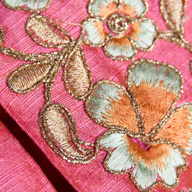 〔各色あり〕チロリアンテープ　メーター売 - 金糸が美しい　更紗模様のゴータ刺繍〔幅:約7cm〕 4 - 別の角度からの写真です