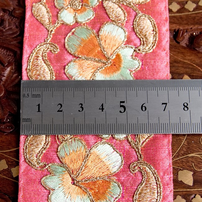 〔各色あり〕チロリアンテープ　メーター売 - 金糸が美しい　更紗模様のゴータ刺繍〔幅:約7cm〕 6 - 横幅はこのようになります。長さは、メートル単位の切り売りとなります。