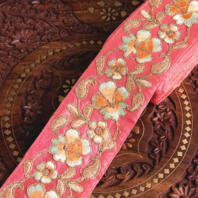 〔各色あり〕チロリアンテープ　メーター売 - 金糸が美しい　更紗模様のゴータ刺繍〔幅:約7cm〕の写真1枚目です。インドではサリーの飾り付けなどに使われています。衣服以外にも、バッグやカーテンなどなど、様々な用途にご使用いただけます。Gota embroidery,刺繍,更紗,ラジャスタン,チロリアンテープ,手芸,花柄,エスニック,リボン,チロルテープ,手芸テープ,手芸用品