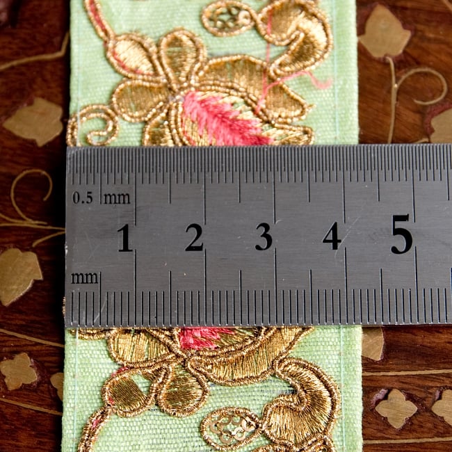 〔各色あり〕チロリアンテープ　メーター売 - 金糸が美しい　更紗模様のゴータ刺繍〔幅:約4.2cm〕 6 - 横幅はこのようになります。長さは、メートル単位の切り売りとなります。