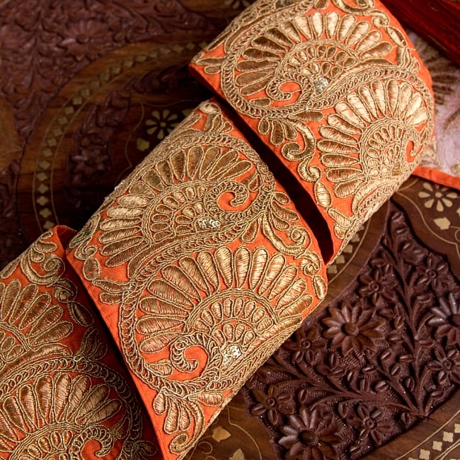 〔各色あり〕チロリアンテープ メーター売 - 金糸が美しい 吉祥の孔雀模様とゴータ刺繍〔幅:約10.5cm〕 2 - 他にはないとても素敵な雰囲気