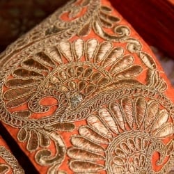 〔各色あり〕チロリアンテープ メーター売 - 金糸が美しい 吉祥の孔雀模様とゴータ刺繍〔幅:約10.5cm〕 - サブ3