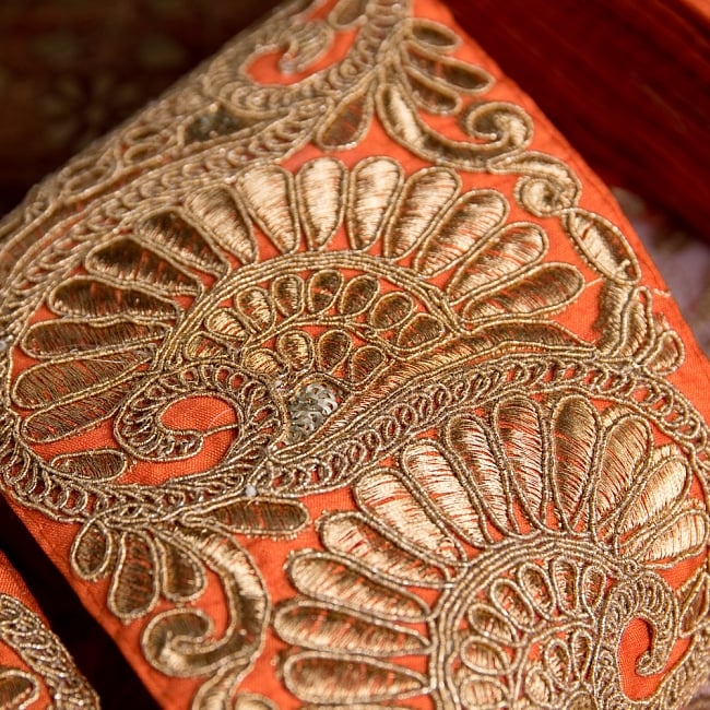 〔各色あり〕チロリアンテープ メーター売 - 金糸が美しい 吉祥の孔雀模様とゴータ刺繍〔幅:約10.5cm〕 3 - 拡大写真です