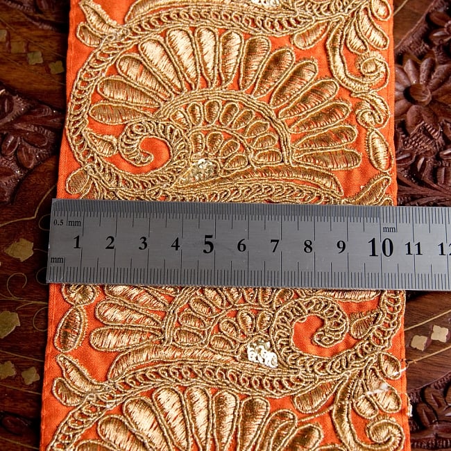 〔各色あり〕チロリアンテープ メーター売 - 金糸が美しい 吉祥の孔雀模様とゴータ刺繍〔幅:約10.5cm〕 6 - 横幅はこのようになります。長さは、メートル単位の切り売りとなります。