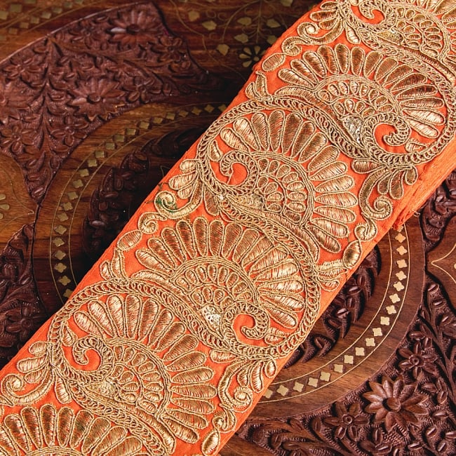 〔各色あり〕チロリアンテープ メーター売 - 金糸が美しい 吉祥の孔雀模様とゴータ刺繍〔幅:約10.5cm〕の写真