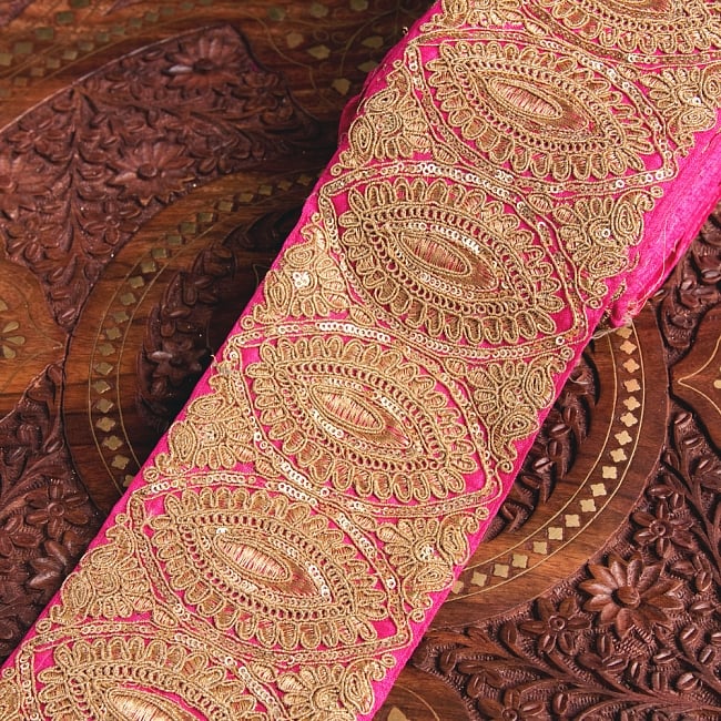 チロリアンテープ　メーター売 - 金糸が美しい　種子模様のゴータ刺繍〔幅:約10.5cm〕の写真1枚目です。インドではサリーの飾り付けなどに使われています。衣服以外にも、バッグやカーテンなどなど、様々な用途にご使用いただけます。Gota embroidery,刺繍,更紗,ラジャスタン,チロリアンテープ,手芸,花柄,エスニック,リボン,チロルテープ,手芸テープ,手芸用品