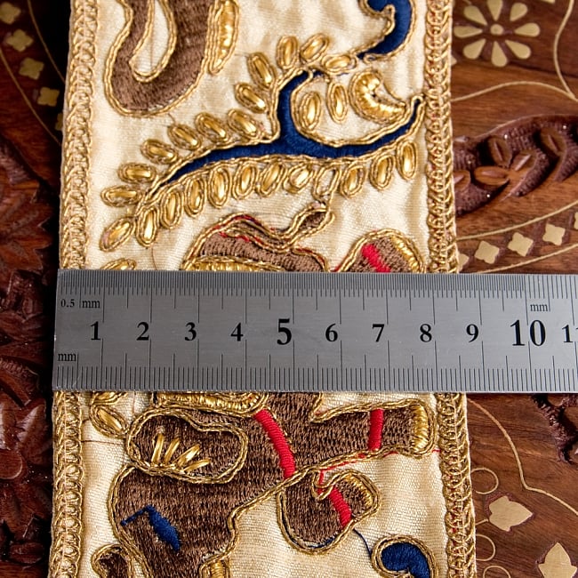 チロリアンテープ　メーター売 - 金糸が美しい　象と更紗模様のゴータ刺繍〔幅:約8.5cm〕 6 - 横幅はこのようになります。長さは、メートル単位の切り売りとなります。