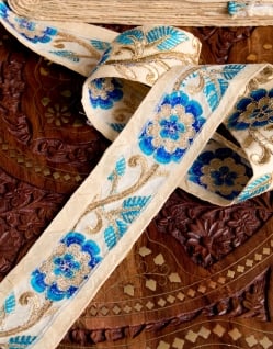 〔各色あり〕〔メーター売り〕チロリアンテープ　メーター売 - 金糸が美しい　更紗模様のゴータ刺繍〔幅:約5.5cm〕 - サブ5