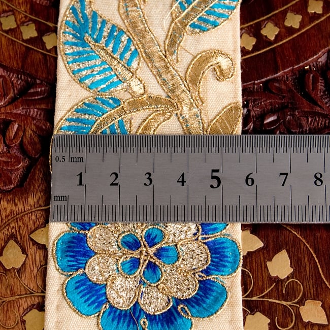 〔各色あり〕チロリアンテープ　メーター売 - 金糸が美しい　更紗模様のゴータ刺繍〔幅:約5.5cm〕 6 - 横幅はこのようになります。長さは、メートル単位の切り売りとなります。