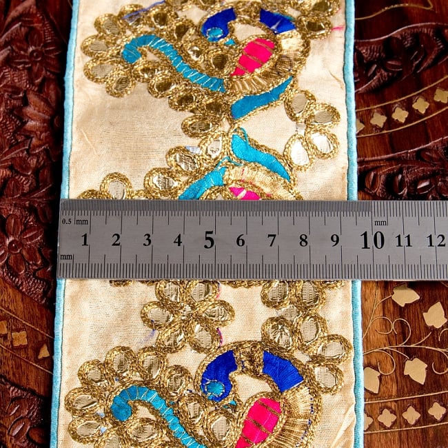 チロリアンテープ　メーター売 - 金糸が美しい　吉祥の孔雀とゴータ刺繍〔幅:約9.5cm〕 6 - 横幅はこのようになります。長さは、メートル単位の切り売りとなります。