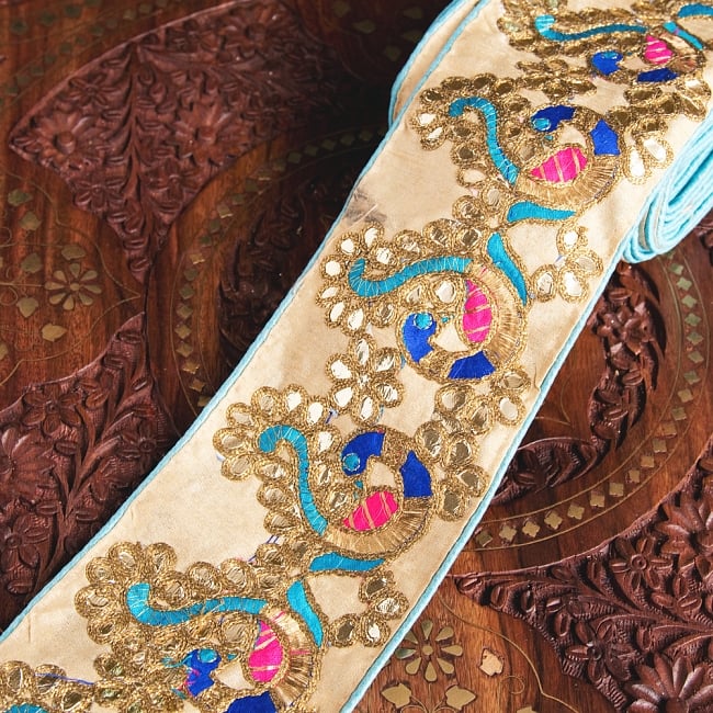 チロリアンテープ　メーター売 - 金糸が美しい　吉祥の孔雀とゴータ刺繍〔幅:約9.5cm〕の写真1枚目です。インドではサリーの飾り付けなどに使われています。衣服以外にも、バッグやカーテンなどなど、様々な用途にご使用いただけます。Gota embroidery,刺繍,更紗,ラジャスタン,チロリアンテープ,手芸,花柄,エスニック,リボン,チロルテープ,手芸テープ,手芸用品