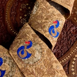 〔各色あり〕〔メーター売り〕チロリアンテープ　メーター売 - 金糸が美しい　吉祥の孔雀とゴータ刺繍〔幅:約9.3cm〕 - サブ2