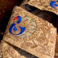 〔各色あり〕〔メーター売り〕チロリアンテープ　メーター売 - 金糸が美しい　吉祥の孔雀とゴータ刺繍〔幅:約9.3cm〕 - サブ3