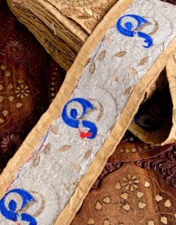 〔各色あり〕〔メーター売り〕チロリアンテープ　メーター売 - 金糸が美しい　吉祥の孔雀とゴータ刺繍〔幅:約9.3cm〕 - サブ5