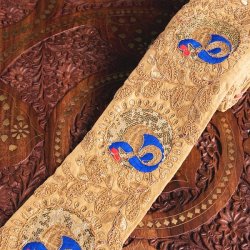 〔各色あり〕〔メーター売り〕チロリアンテープ　メーター売 - 金糸が美しい　吉祥の孔雀とゴータ刺繍〔幅:約9.3cm〕