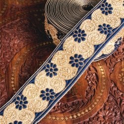 〔各色あり〕〔メーター売り〕チロリアンテープ　メーター売 - 美しい光沢感　小花模様のブロケード〔幅:約6.5cm〕