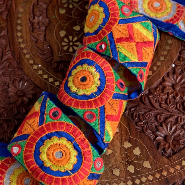 チロリアンテープ　メーター売 - 色鮮やか　伝統模様のカッチ刺繍〔幅:約6cm〕 2 - 他にはないとても素敵な雰囲気