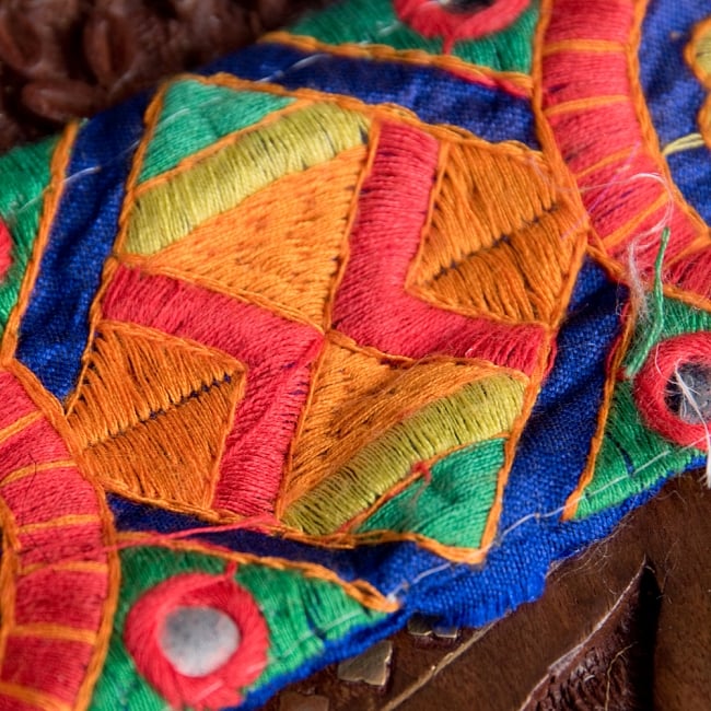 チロリアンテープ　メーター売 - 色鮮やか　伝統模様のカッチ刺繍〔幅:約6cm〕 4 - 別の角度からの写真です