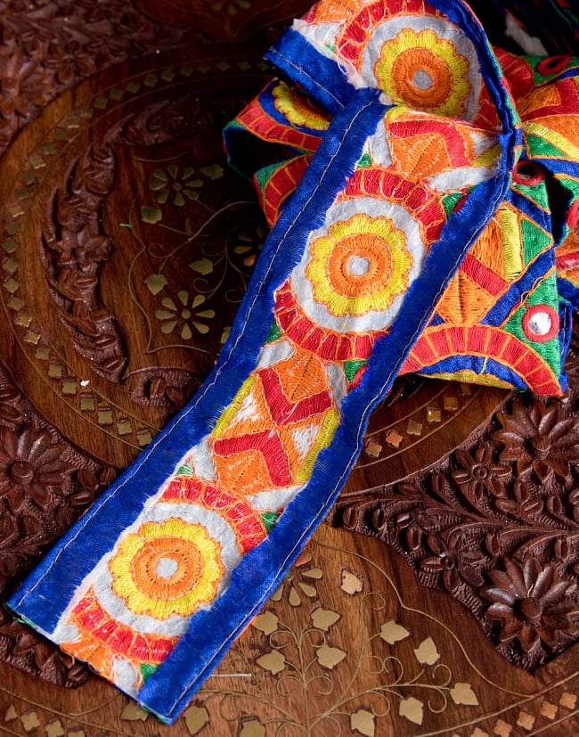 チロリアンテープ　メーター売 - 色鮮やか　伝統模様のカッチ刺繍〔幅:約6cm〕 5 - 裏面はこのようになっています