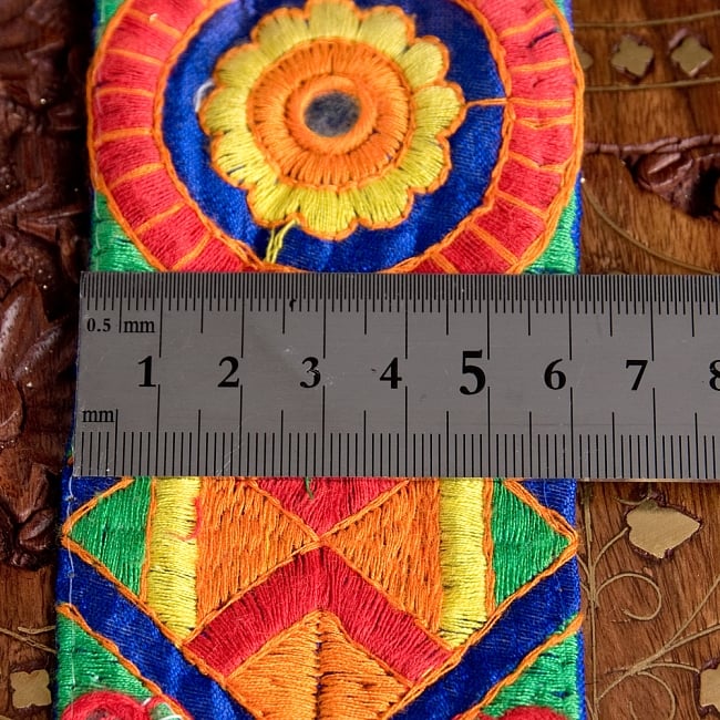 チロリアンテープ　メーター売 - 色鮮やか　伝統模様のカッチ刺繍〔幅:約6cm〕 6 - 横幅はこのようになります。長さは、メートル単位の切り売りとなります。