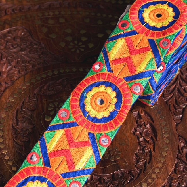 チロリアンテープ　メーター売 - 色鮮やか　伝統模様のカッチ刺繍〔幅:約6cm〕の写真1枚目です。インドではサリーの飾り付けなどに使われています。衣服以外にも、バッグやカーテンなどなど、様々な用途にご使用いただけます。Kutch,カッチ,グジャラート,チロリアンテープ,手芸,花柄,エスニック