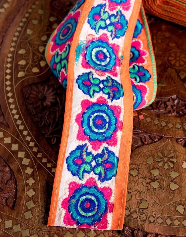 チロリアンテープ　メーター売 - 色鮮やか　花柄のカッチ刺繍〔幅:約6.5cm〕 5 - 裏面はこのようになっています