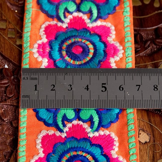 チロリアンテープ　メーター売 - 色鮮やか　花柄のカッチ刺繍〔幅:約6.5cm〕 6 - 横幅はこのようになります。長さは、メートル単位の切り売りとなります。