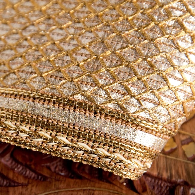 チロリアンテープ　メーター売 - 金糸が美しい　金色のゴータ刺繍〔幅:約8.5cm〕 4 - 別の角度からの写真です