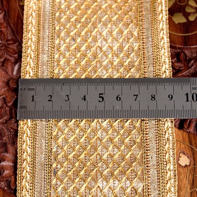 チロリアンテープ　メーター売 - 金糸が美しい　金色のゴータ刺繍〔幅:約8.5cm〕 6 - 横幅はこのようになります。長さは、メートル単位の切り売りとなります。