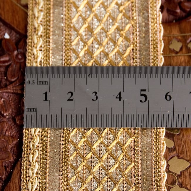 チロリアンテープ　メーター売 - 金糸が美しい　金色のゴータ刺繍〔幅:約5.5cm〕 6 - 横幅はこのようになります。長さは、メートル単位の切り売りとなります。