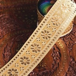 〔各色あり〕〔メーター売り〕チロリアンテープ　メーター売 - 美しい光沢感　小花模様のブロケード〔幅:約6.2cm〕