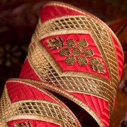 〔各色あり〕〔メーター売り〕チロリアンテープ　メーター売 - 金糸が美しい　小花と伝統模様のブロケード〔幅:約6cm〕 - サブ3