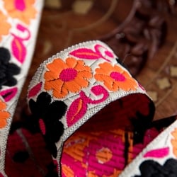 〔各色あり〕チロリアンテープ　メーター売 - 色鮮やか　花柄のカッチ刺繍〔幅:約3.2cm〕 - サブ3