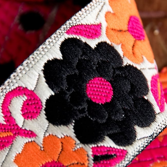 〔各色あり〕チロリアンテープ　メーター売 - 色鮮やか　花柄のカッチ刺繍〔幅:約3.2cm〕 4 - 別の角度からの写真です