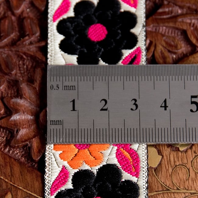 〔各色あり〕チロリアンテープ　メーター売 - 色鮮やか　花柄のカッチ刺繍〔幅:約3.2cm〕 6 - 横幅はこのようになります。長さは、メートル単位の切り売りとなります。