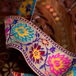 〔各色あり〕〔メーター売り〕チロリアンテープ　メーター売 - 美しい光沢感　更紗模様のブロケード〔幅:約4.3cm〕 - サブ3