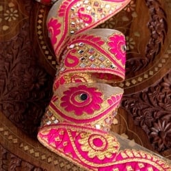 〔各色あり〕〔メーター売り〕チロリアンテープ　メーター売 - 色鮮やか　ミラーワークと花柄のカッチ刺繍〔幅:約5.2cm〕 - サブ2