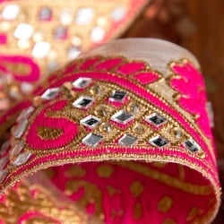 〔各色あり〕〔メーター売り〕チロリアンテープ　メーター売 - 色鮮やか　ミラーワークと花柄のカッチ刺繍〔幅:約5.2cm〕 - サブ3