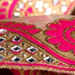 〔各色あり〕〔メーター売り〕チロリアンテープ　メーター売 - 色鮮やか　ミラーワークと花柄のカッチ刺繍〔幅:約5.2cm〕 - サブ4