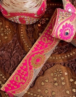 〔各色あり〕〔メーター売り〕チロリアンテープ　メーター売 - 色鮮やか　ミラーワークと花柄のカッチ刺繍〔幅:約5.2cm〕 - サブ5