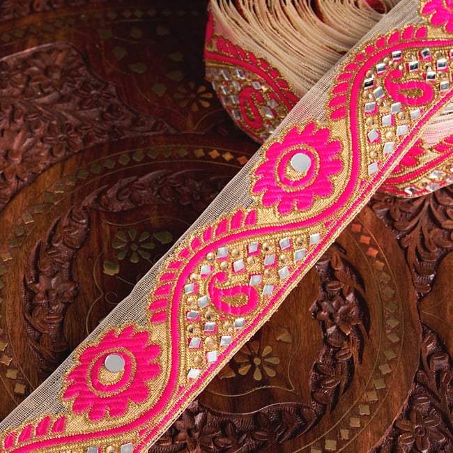 〔各色あり〕チロリアンテープ　メーター売 - 色鮮やか　ミラーワークと花柄のカッチ刺繍〔幅:約5.2cm〕の写真1枚目です。インドではサリーの飾り付けなどに使われています。衣服以外にも、バッグやカーテンなどなど、様々な用途にご使用いただけます。Kutch,カッチ,グジャラート,チロリアンテープ,手芸,花柄,エスニック