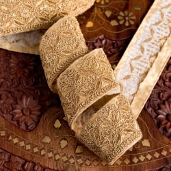 〔各色あり〕〔メーター売り〕チロリアンテープ　メーター売 - 金糸が美しい　更紗模様のゴータ刺繍〔幅:約4.3cm〕 - サブ2