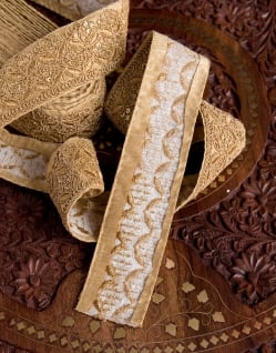 〔各色あり〕〔メーター売り〕チロリアンテープ　メーター売 - 金糸が美しい　更紗模様のゴータ刺繍〔幅:約4.3cm〕 - サブ5