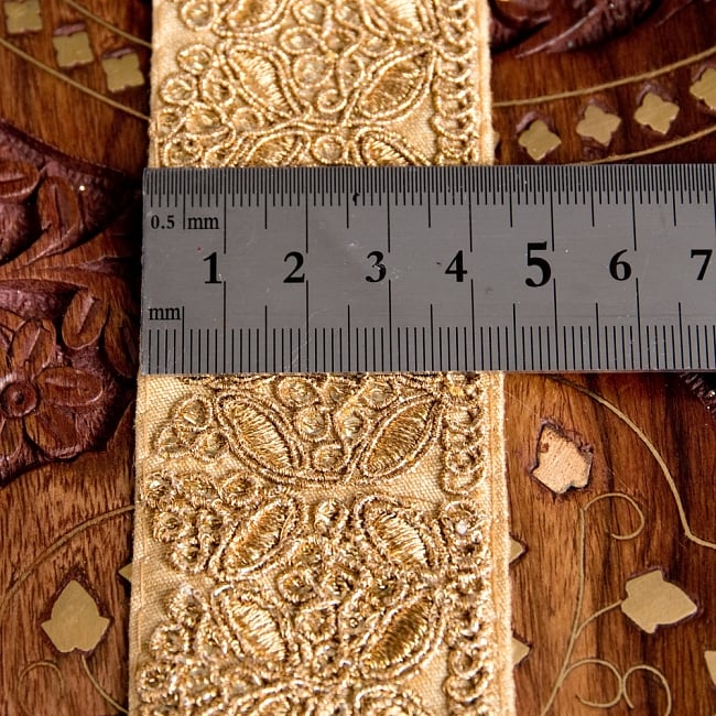 〔各色あり〕チロリアンテープ　メーター売 - 金糸が美しい　更紗模様のゴータ刺繍〔幅:約4.3cm〕 6 - 横幅はこのようになります。長さは、メートル単位の切り売りとなります。