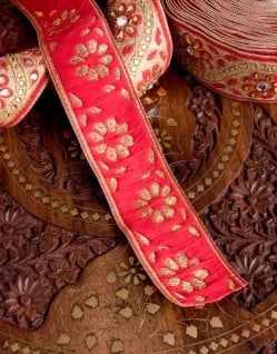 〔各色あり〕〔メーター売り〕チロリアンテープ　メーター売 - 色鮮やか　ミラーワークとビーズ刺繍〔幅:約4.8cm〕 - サブ5