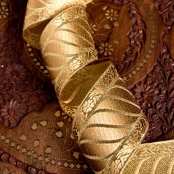 チロリアンテープ　メーター売 - 美しい光沢感　金色の伝統模様ブロケード〔幅:約7cm〕 - サブ2