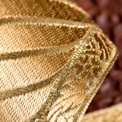 チロリアンテープ　メーター売 - 美しい光沢感　金色の伝統模様ブロケード〔幅:約7cm〕 - サブ4