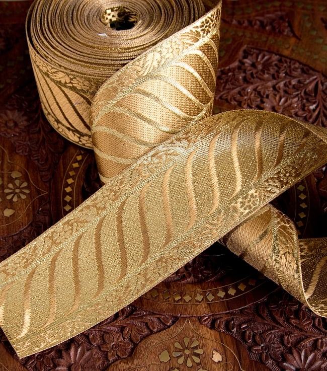 チロリアンテープ　メーター売 - 美しい光沢感　金色の伝統模様ブロケード〔幅:約7cm〕 5 - 裏面はこのようになっています