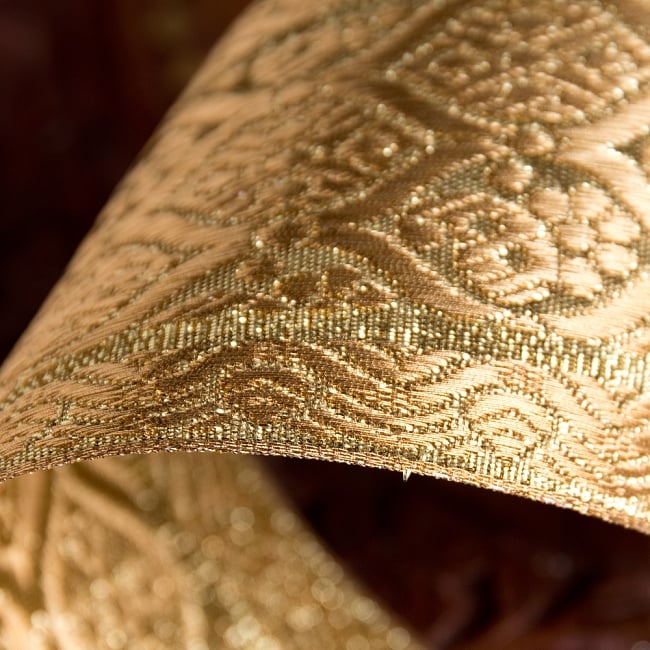 チロリアンテープ　メーター売 - 美しい光沢感　金色の伝統模様ブロケード〔幅:約7cm〕 4 - 別の角度からの写真です