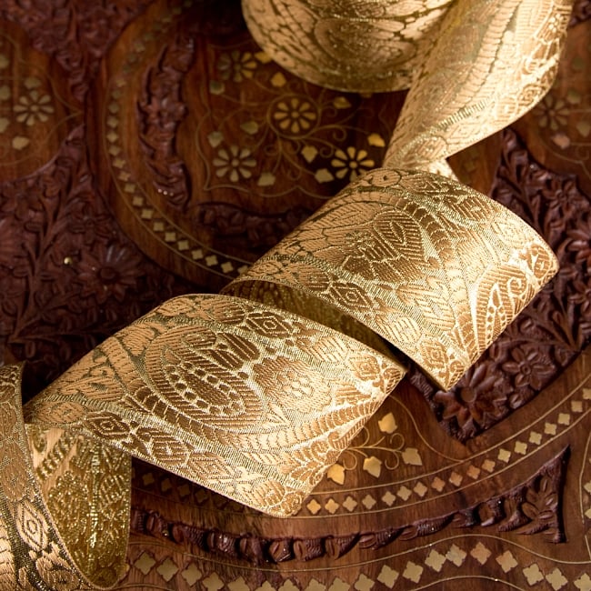 チロリアンテープ　メーター売 - 美しい光沢感　金色の更紗模様ブロケード〔幅:約7.1cm〕 2 - 他にはないとても素敵な雰囲気